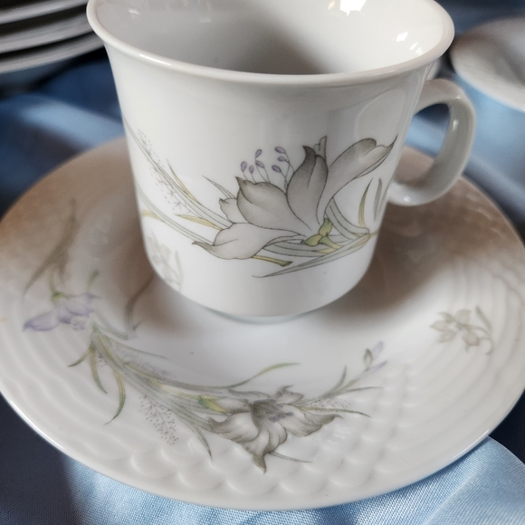 Beautiful China PearlSet Of 5 Cups & Saucers,Salad Plates, sugar bowl & creamer - Picture 2 of 13